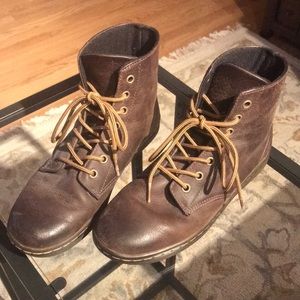 Dr. Martens “leyton” genuine leather boots (8-8.5)